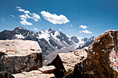 Komsomola-Gletscher und Gipfel im Zailiysky-Alatau-Gebirge vom größten Tian-Shan-Gebirge in Kasachstan aus
