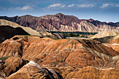 Schönes Licht während des Sonnenuntergangs in den Regenbogenbergen im Zhangye Danxia National Geological Park