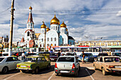 Die Kathedrale von Tschita von außerhalb des Bahnhofs der Transsibirischen Eisenbahn aus gesehen