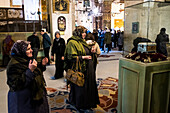 Pilger beten im Mevlana-Museum in Konya, dem Mausoleum von Jalal ad-Din Muhammad Rumi, einem persischen Sufi-Mystiker, auch bekannt als Mevlâna oder Rumi