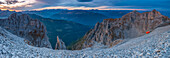 Alpiner Sonnenuntergang am Geröllhang mit Blick auf die Berge des Adamello-Nationalparks, von der Fratelli-Bonvecchio-Hütte aus gesehen. Dolomiti di Brenta, Trient, Trentino Südtirol, Italien.