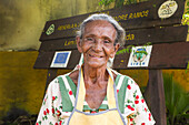 Porträt einer lächelnden älteren Frau, Jiquilillo, Nicaragua