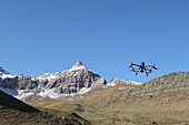 Drohne für geologische und klimatische Studien im Izas-Tal, Pyrenäen, Aragonien, Spanien