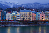 Ein Detail der Mariahilf-Gebäude an einem kalten Abend, Innsbruck, Tirol, Österreich, Europa