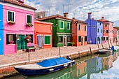 Die bunten Gebäude von Fondamenta di Terranova, Burano, Venedig, Venetien, Italien, Europa