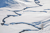 Ein Wildbach bahnt sich seinen Weg durch den Schnee, Fotschtal, Sellrain, Innsbrucker Land, Tirol, Österreich, Europa