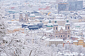 Schnee auf den Dächern des Doms und der Jesuitenkirche von Innsbruck, Tirol, Österreich, Europa