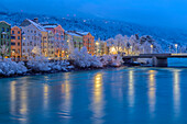 Schnee auf den ikonischen Gebäuden von Mariahilf, Innsbruck, Tirol, Österreich, Europa