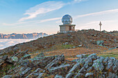 Der Gipfel des Patscherkofel mit seiner markanten Wetterstation, Innsbruck Land, Tirol, Österreich, Europa