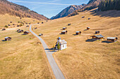 Luftaufnahme der kleinen Kapelle von Maria Schnee in Pfundser Tschey, Pfunds, Landeck, Tiroler Oberland, Tirol, Österreich, Europa