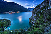 Bucht von San Fedelino von oben beleuchtet vom Mond in der Dämmerung. Lago di Novate, Valchiavenna, Valtellina, Lombardei, Italien, Europa.