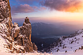 Torrione del Cinquantenario bei Sonnenuntergang nach einem Schneefall mit Blick auf den Comer See. Grignetta, Grigne-Gruppe, Comer See, Lombardei, Italien, Europa