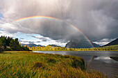 Stürmisches Wetter und Regenbogen an den Vermillion Lakes, Banff National Park, Kanadische Rockies, Kanada.
