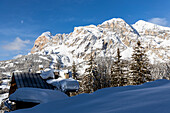 Italien, Venetien, Provinz Belluno, Boite-Tal, Blick auf die Tofane-Gruppe und Cortina d'Ampezzo nach Schneefall