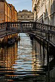 Italien, Venetien, Venedig, Ponte dei Sospiri (Seufzerbrücke), ikonische geschlossene Brücke aus weißem Stein
