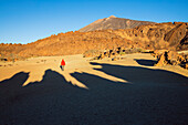 Spanien, Kanarische Inseln, Teneriffa, Teide-Nationalpark, ein Wanderer wandert in der Teide-Caldera (MR)