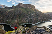 Spain, Canary Islands, Gran Canaria, Mirador del Molino, hiker admires the sunset (MR)