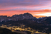 Der Fremdenverkehrsort Cortina d'Ampezzo mit der Cristallo-Gruppe im Hintergrund in der Morgendämmerung, Provinz Belluno, Boite-Tal, Venetien, Italien