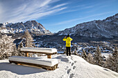 Tourist fotografiert Cortina d'Ampezzo nach einem Schneefall, Boite-Tal, Provinz Belluno, Italien (MR)
