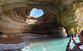 Benagil-Höhle, Dorf Lagoa, Bezirk Faro, Algarve, Portugal
