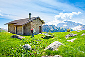 Wanderer an der Baita Monte Campo, Val Brembana, Alpi Orobie, Provinz Bergamo, Lombardei, Italienische Alpen, Italien