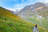 Wanderer auf der Valgrisenche, Aostatal, Italienische Alpen, Italien