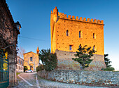 Kirche und Schloss von Nazzano (Valle Staffora, Oltrepo Pavese, Provinz Pavia, Lombardei, Italien)