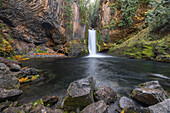 Toketee Falls im Herbst. Landkreis Douglas, Oregon, USA.