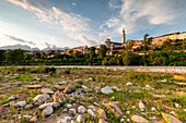 Blick auf das historische Zentrum von Belluno vom Flussbett des Piave aus. Europa, Italien, Venetien, Provinz Belluno, Belluno