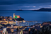 Überblick zur blauen Stunde über die Stadt Lerici, Gemeinde Lerici, Provinz La Spezia, Bezirk Ligurien, Italien, Europa