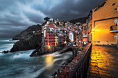 Bewölkter Abend über dem Dorf Riomaggiore, Nationalpark der Cinque Terre, Gemeinde Riomaggiore, Provinz La Spezia, Region Ligurien, Italien, Europa