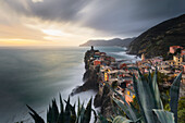 Langzeitbelichtung bei Sonnenuntergang über dem Dorf Vernazza, Unesco-Weltkulturerbe, Nationalpark Cinque Terre, Gemeinde Vernazza, Provinz La Spezia, Region Ligurien, Italien, Europa