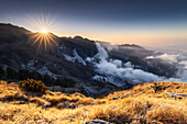 Sonnenaufgang über den Wiesen von Campocecina, Nationalpark der Apuanischen Alpen, Blick auf die Marmorbrüche von Carrara, Provinz Massa Carrara, Region Toskana, Italien, Europa