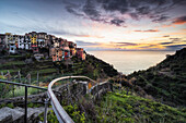 Sonnenuntergang über dem Dorf Corniglia, Nationalpark der Cinque Terre, Gemeinde Corniglia, Provinz La Spezia, Region Ligurien, Italien, Europa