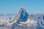 Die Nordwand des Matterhorns von einem hohen Punkt aus gesehen. Nadelgrat, Mattertal, Kanton Vallese, Alpen, Schweiz