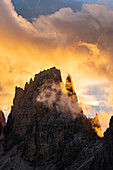 Fünf-Finger-Gipfel der Langkofelgruppe bei Sonnenuntergang vom Sellajoch aus, Fassatal, Trentino Südtirol, Dolomiten, Italien.