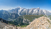 Die Mont Blanc Gruppe und Courmayeur Stadt von der Tete de Licony. Biwak Pascal, Morgex, Aosta-Tal, Alpen, Italien, Europa.