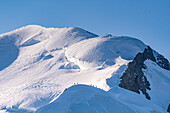 Alpinisten auf dem Schneegrat für den Gipfel des Mont Blanc von der Vallot-Hütte aus. Dome du Goutier, Mont Blanc, Veny-Tal, Aosta-Tal, Alpen, Italien, Europa.
