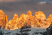 Berglandschaft der Brenta-Dolomiten während eines Sonnenaufgangs im Winter von Paganella, Trentino, Italien.
