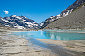 Ein kleiner Alpensee im Hochtal in der Nähe der Aosta-Hütte. Valpelline Tal, Bionaz, Aosta Tal, Alpen, Italien, Europa.