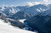 Blick auf das Tal von Cogne und das Dorf Cogne vom Gipfel des Couis in der Nähe der Ortschaft Pila (Gemeinde Gressan, Provinz Aosta, Aostatal, Italien, Europa)