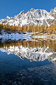 Schneebedeckte Berge, die sich im Herbst im Nerosee spiegeln (Buscagna-Tal, Naturpark Alpe Devero, Alpe Veglia und Alpe Devero, Baceno, Verbano Cusio Ossola Provinz, Piemont, Italien, Europa)