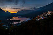 Sonnenuntergang am Barrea-See, das Dorf Barrea bewacht den See. Abruzzen-Nationalpark, Latium und Molise, Abruzzen, Italien, Europa