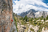 Klettern vor dem Mont Blanc Massiv (Mont Chetif, Veny Tal, Courmayeur, Provinz Aosta, Aostatal, Italien, Europa) (MR)