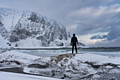 Europa, Norwegen, Finnmark, Sandfjord, Wanderer auf den Felsen