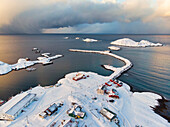 Europa, Norwegen, Insel Soroya, Sorvaer, Luftaufnahme der Stadt bei Sonnenaufgang