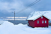 Europa, Norwegen, Insel Soroya, Rote Hütte