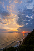 Italien, Toskana, Punta Ala, Sperlingsfelsen bei Sonnenuntergang
