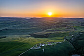 Italien, Toskana, Orcia-Tal bei Sonnenaufgang im Frühling