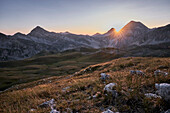 Sonnenuntergang auf dem Pericoli Feld mit den höchsten Gipfeln des Gran Sasso - Abruzzen - Italien